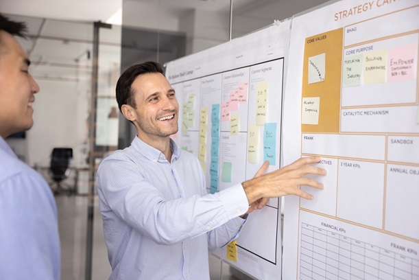 Project manager strategizing with team member for an assignment