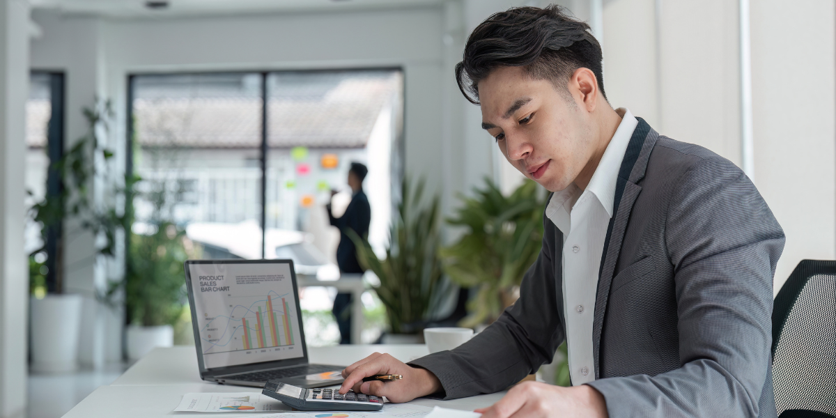 Pitman Soft Skills Training An accountant efficiently working with accounting software, demonstrating that software proficiency is a key skill to become an accountant without a degree.